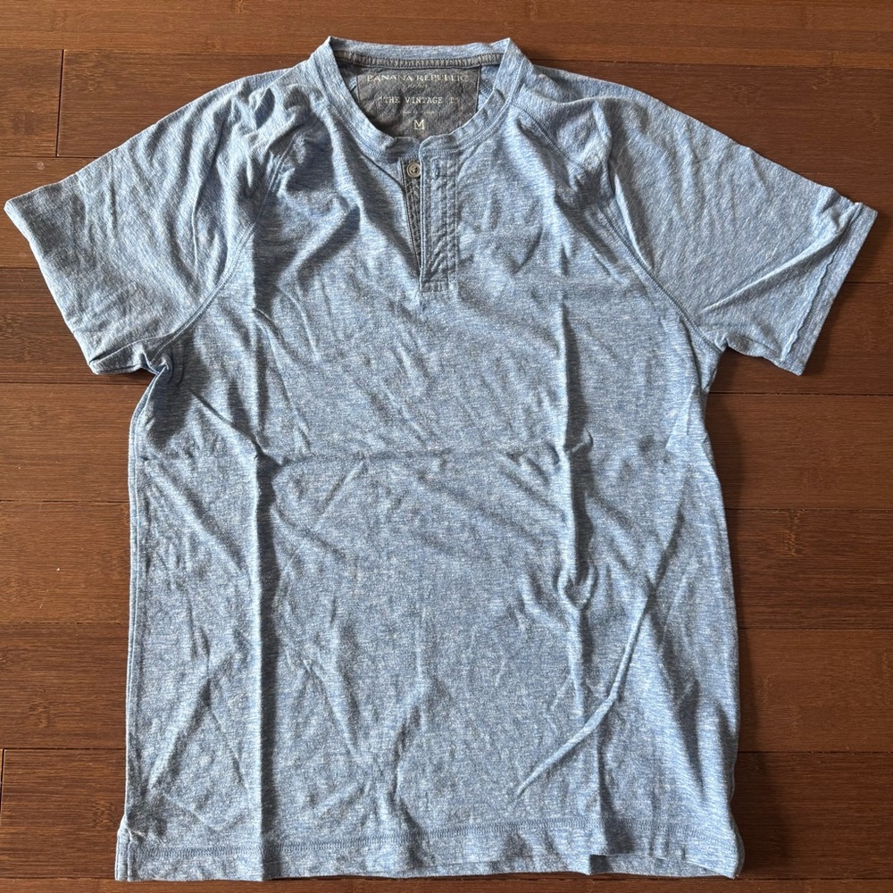 Banana Republic “The Vintage T” short sleeve Henley - M, heathered blue